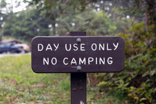 rest area day use no camping sign